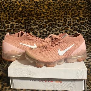 NEW Womens Nike Vapormax color Rose in size 8